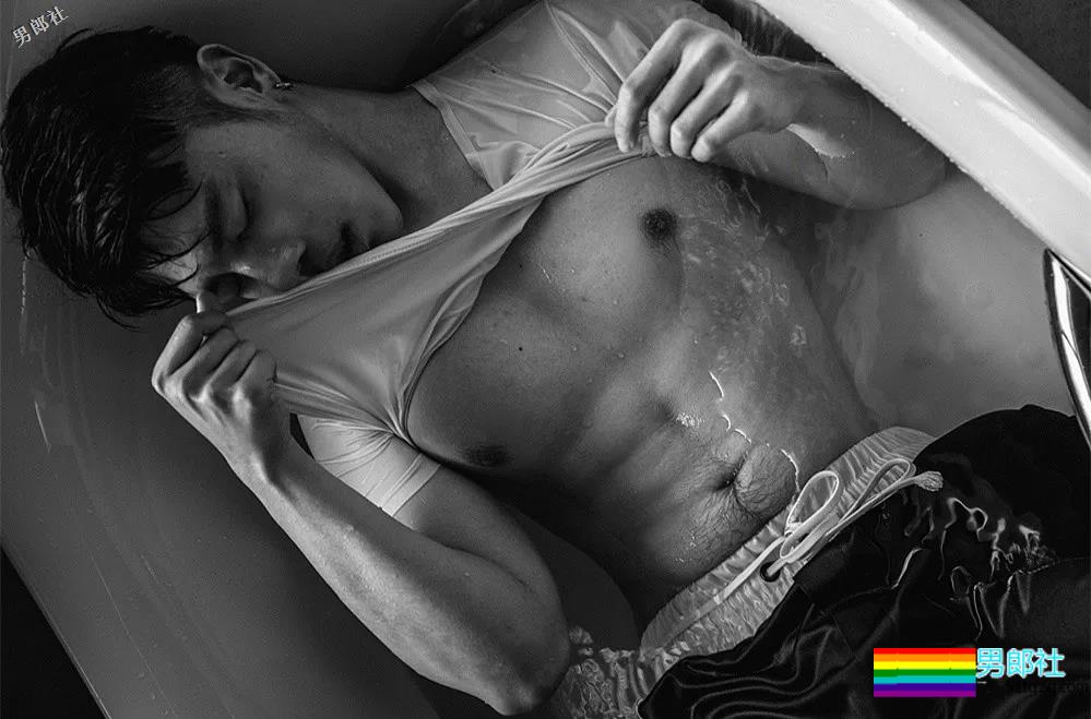 大胸肌模特又是臀趬涩影师，他浴室燳一秒掏空血槽！ - 51虹马