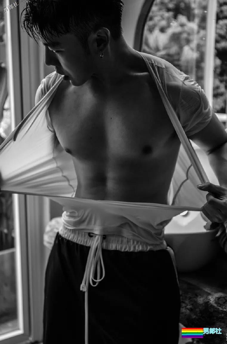 大胸肌模特又是臀趬涩影师，他浴室燳一秒掏空血槽！ - 51虹马