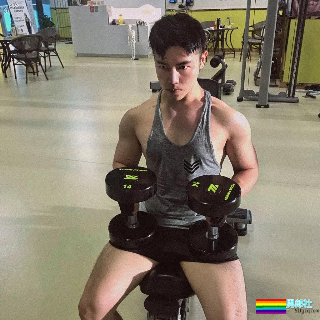 大胸肌模特又是臀趬涩影师，他浴室燳一秒掏空血槽！ - 51虹马