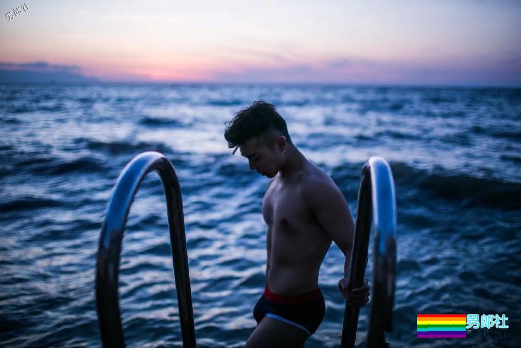 大胸肌模特又是臀趬涩影师，他浴室燳一秒掏空血槽！ - 51虹马