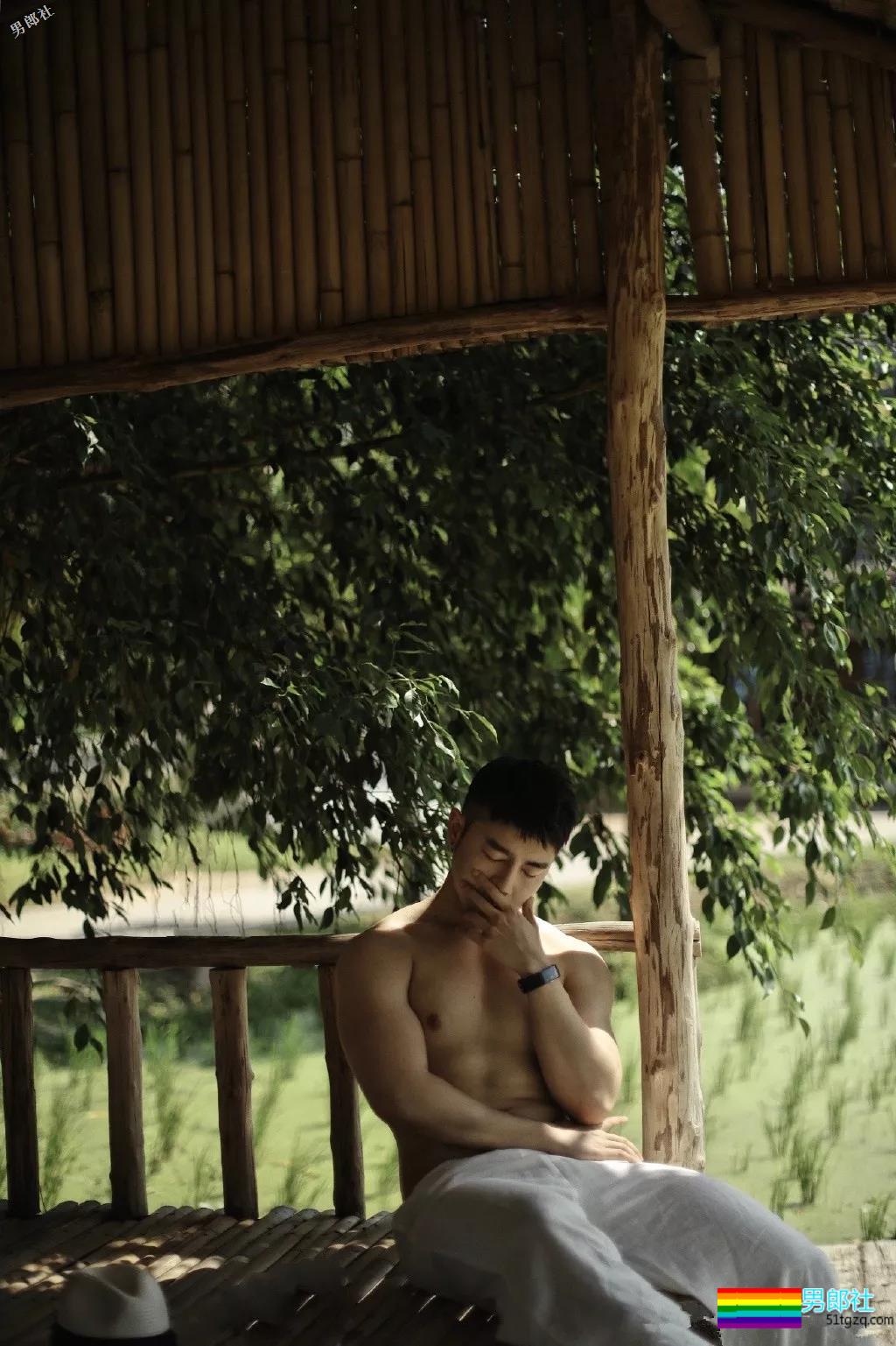 大胸肌模特又是臀趬涩影师，他浴室燳一秒掏空血槽！ - 51虹马