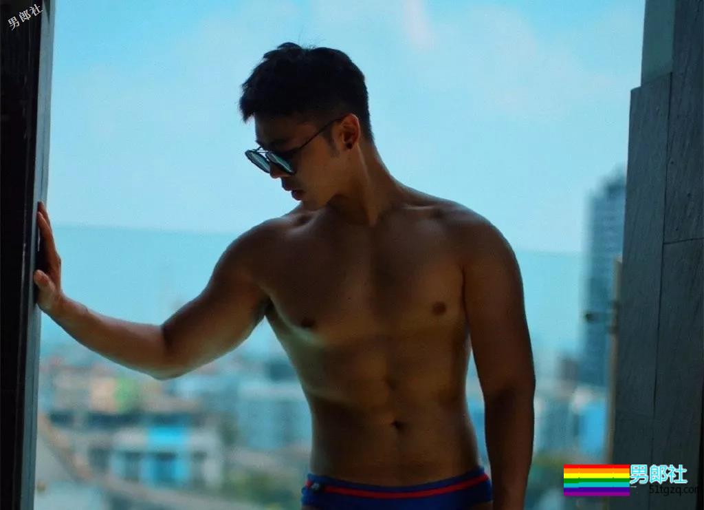 大胸肌模特又是臀趬涩影师，他浴室燳一秒掏空血槽！ - 51虹马