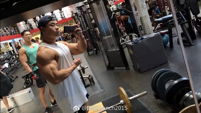 童颜巨肌!从瘦弱小伙到古典健体冠军,他绝对是中国最该被关注的最强王者! - 51虹马 童颜巨肌!从瘦弱小伙到古典健体冠军,他绝对是中国最该被关注的最强王者! - 51虹马