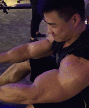 童颜巨肌！从瘦弱小伙到古典健体冠军，他绝对是中国最该被关注的最强王者！ - 51虹马