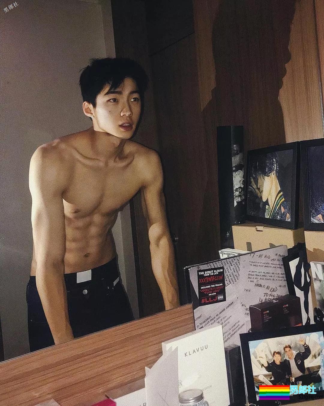 酷似刘宪华的99年混血小狼狗床上写真露内裤边 - 51虹马