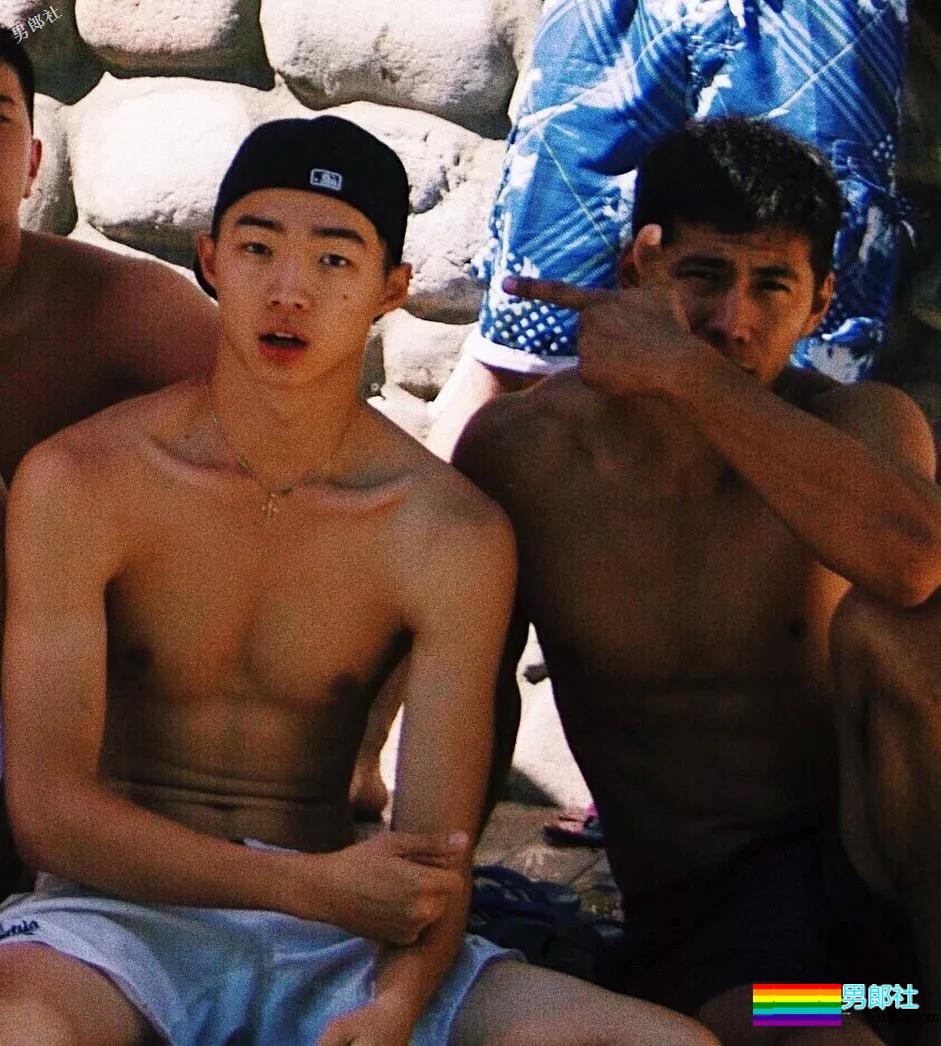 酷似刘宪华的99年混血小狼狗床上写真露内裤边 - 51虹马