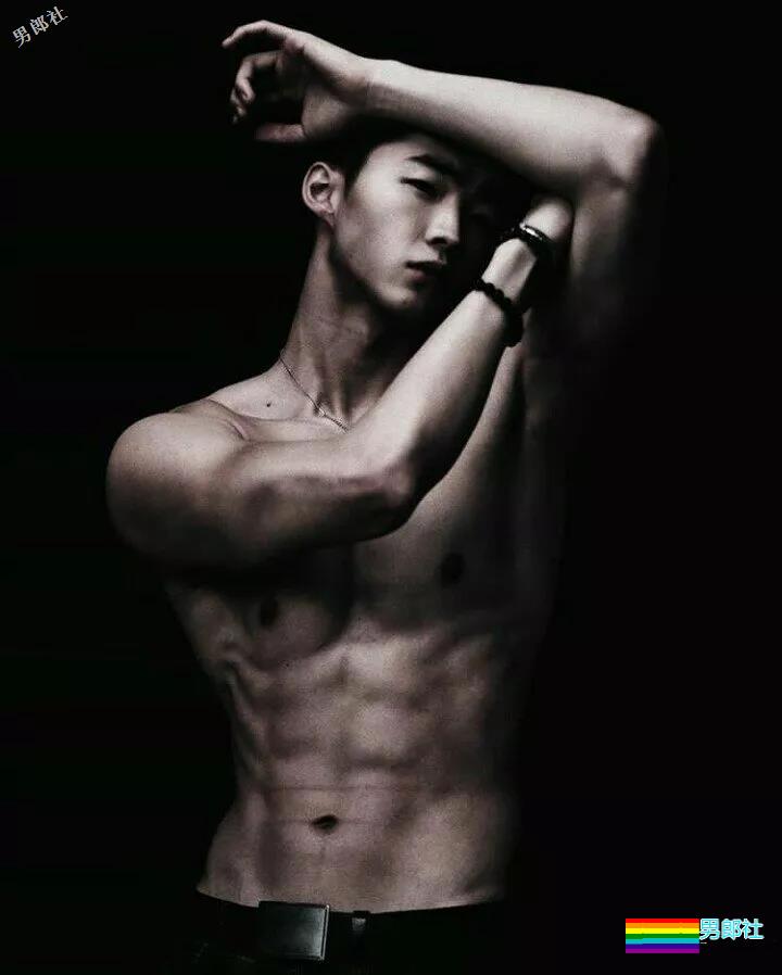 酷似刘宪华的99年混血小狼狗床上写真露内裤边 - 51虹马