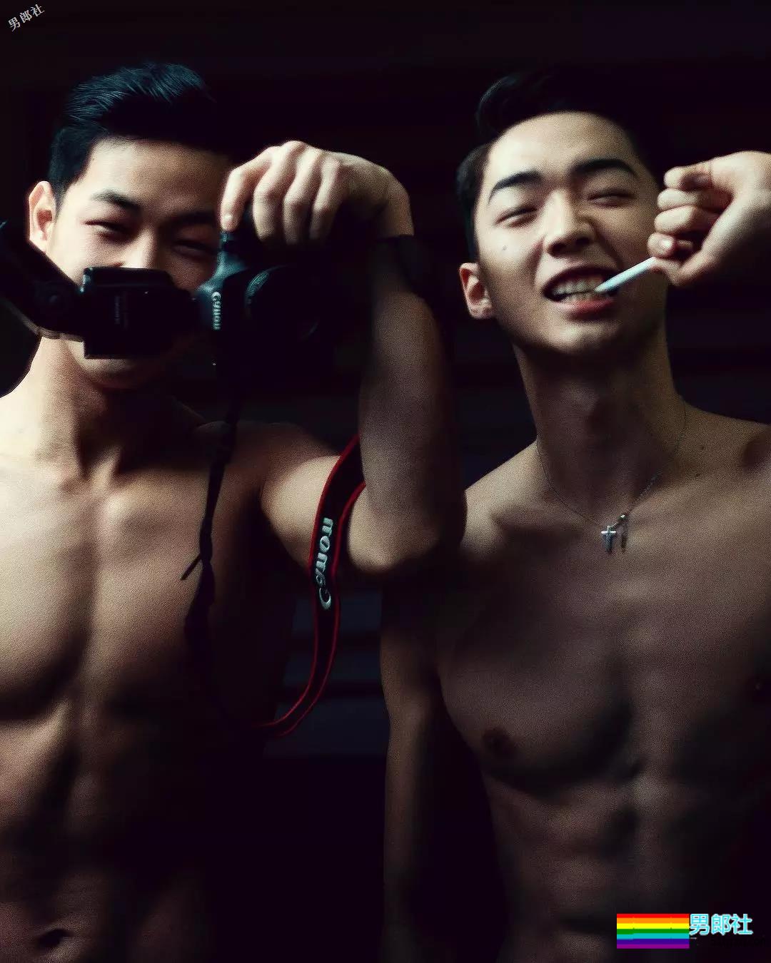 酷似刘宪华的99年混血小狼狗床上写真露内裤边 - 51虹马