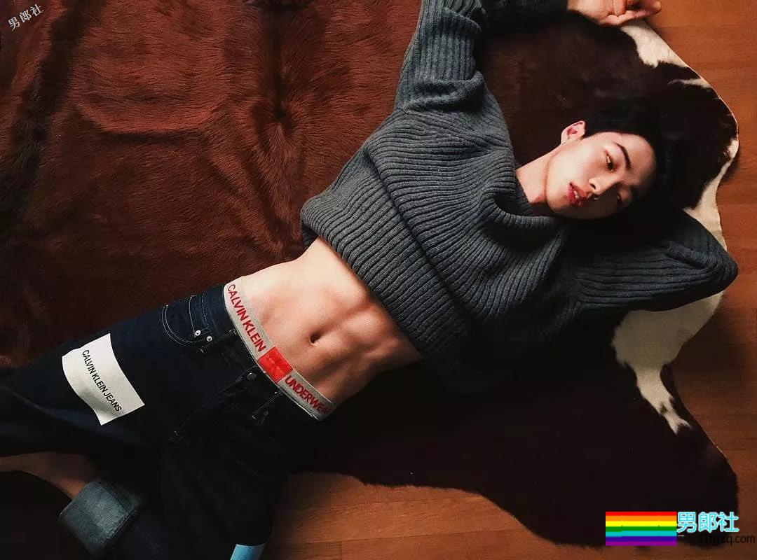 酷似刘宪华的99年混血小狼狗床上写真露内裤边 - 51虹马