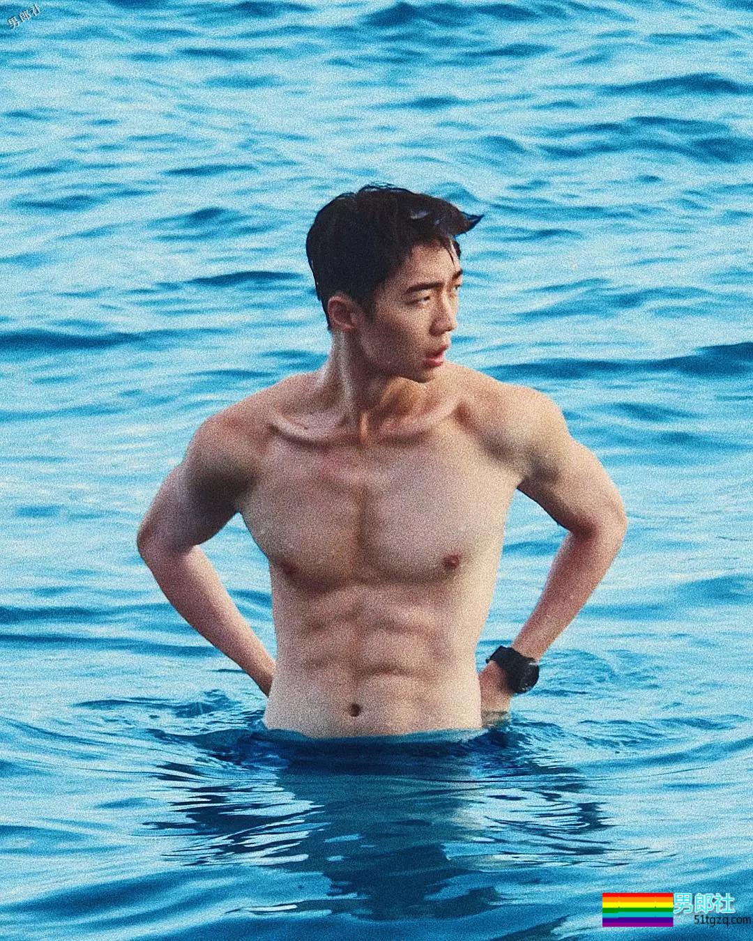 酷似刘宪华的99年混血小狼狗床上写真露内裤边 - 51虹马