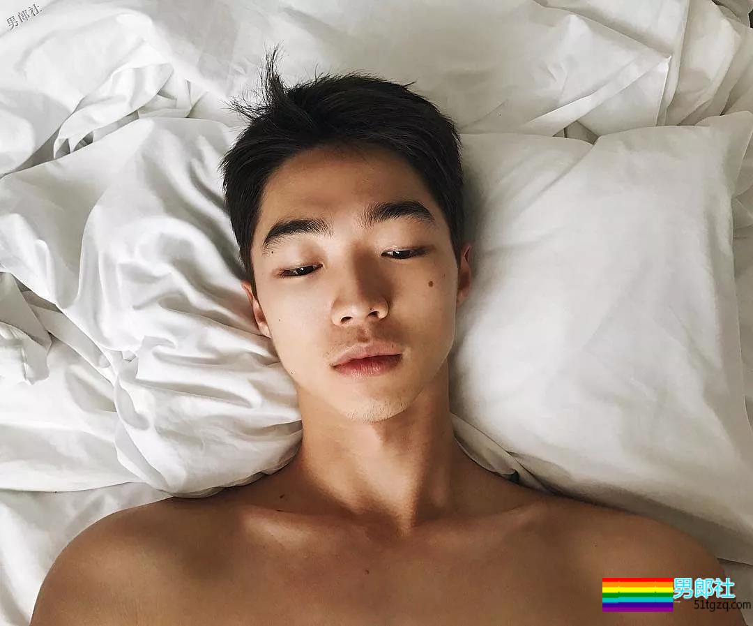 酷似刘宪华的99年混血小狼狗床上写真露内裤边 - 51虹马