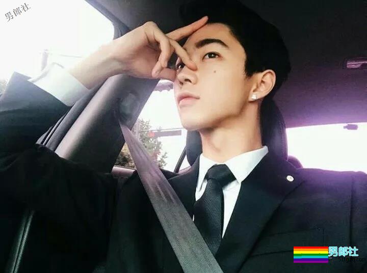 酷似刘宪华的99年混血小狼狗床上写真露内裤边 - 51虹马