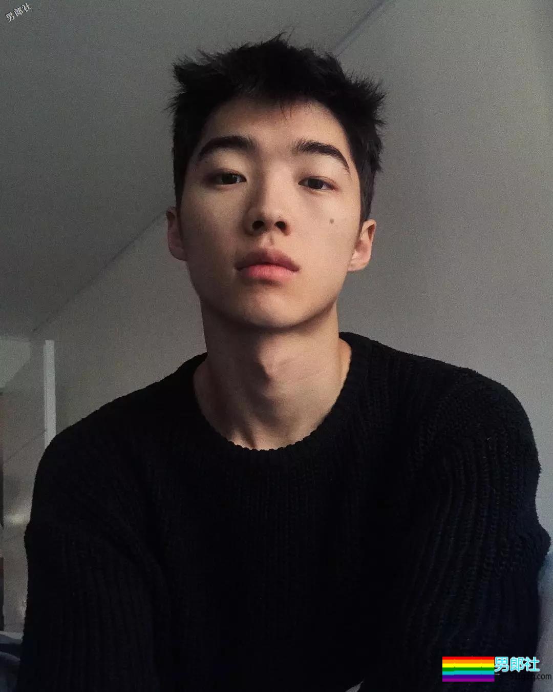 酷似刘宪华的99年混血小狼狗床上写真露内裤边 - 51虹马