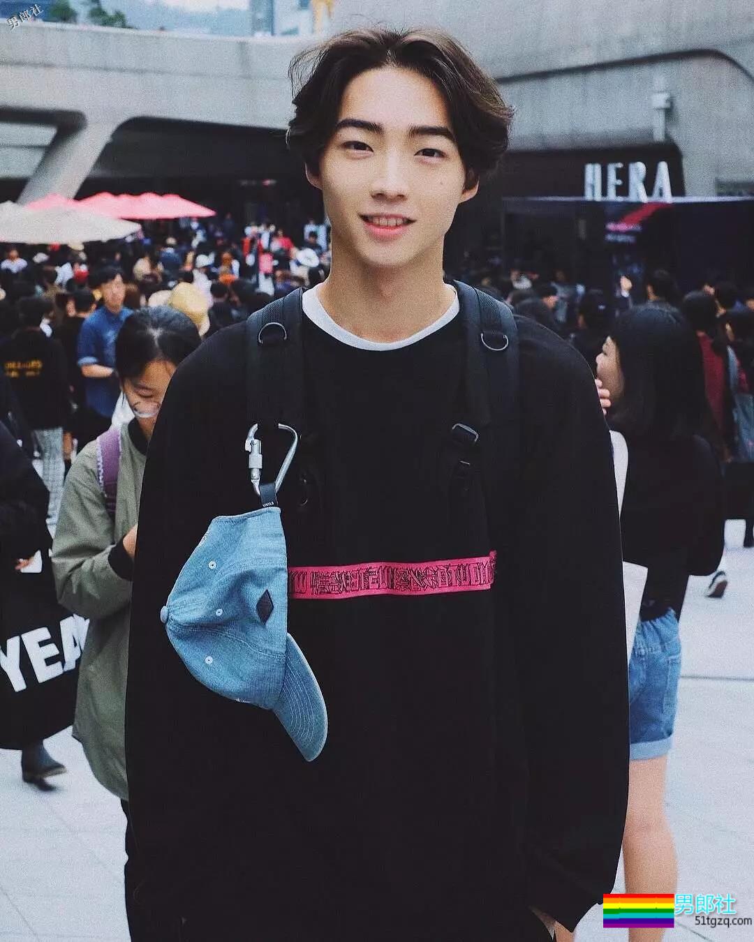 酷似刘宪华的99年混血小狼狗床上写真露内裤边 - 51虹马