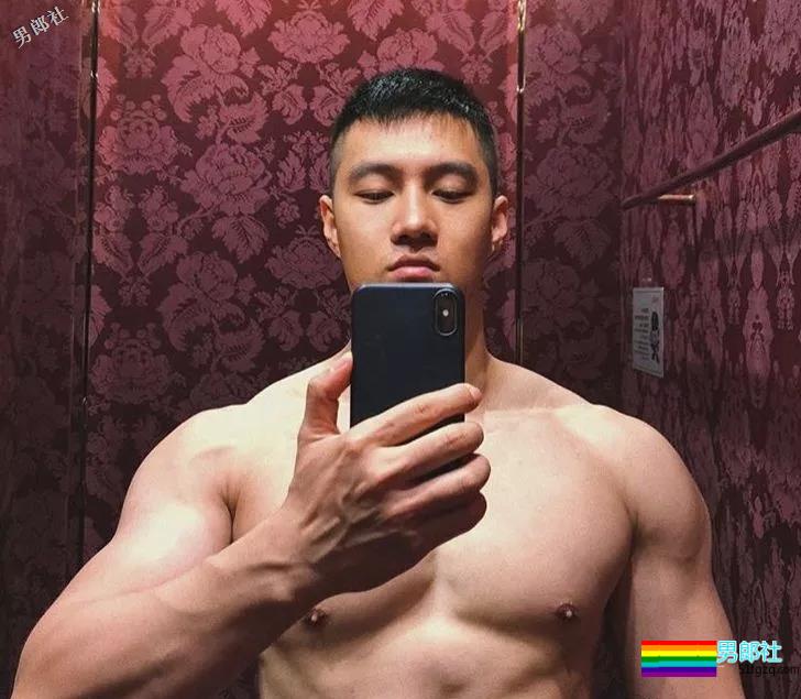 正装肌肉熟男迷人的身材让你一次撸过够-51虹马