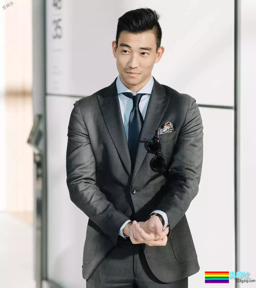 正装肌肉熟男迷人的身材让你一次撸过够 - 51虹马