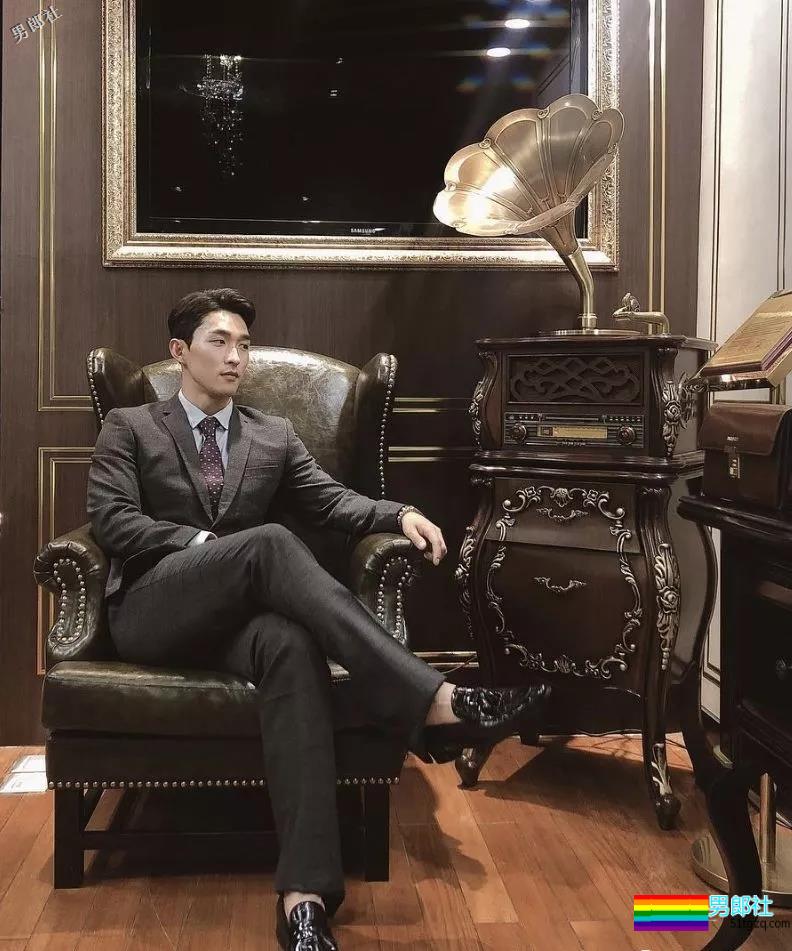 正装肌肉熟男迷人的身材让你一次撸过够 - 51虹马