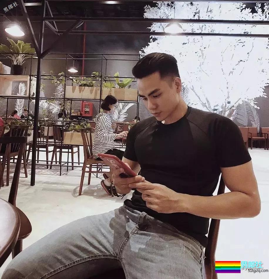 候机室高大体育生，网红中的潜力股 - 51虹马