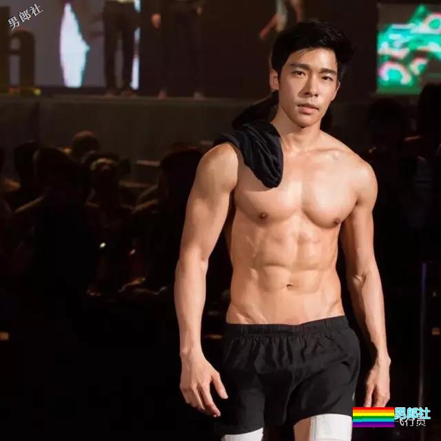 泰国大叔男模穿小短裤走秀把Gay撩疯了 - 51虹马
