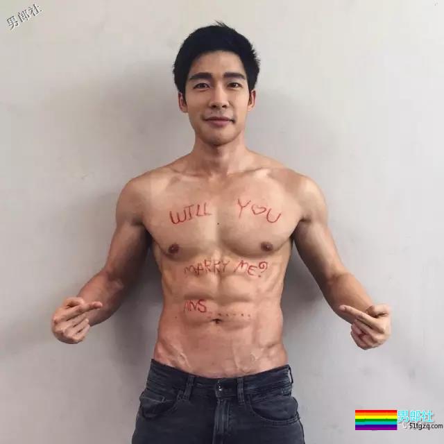 泰国大叔男模穿小短裤走秀把Gay撩疯了 - 51虹马