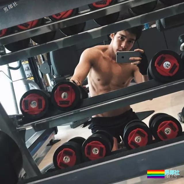 泰国大叔男模穿小短裤走秀把Gay撩疯了 - 51虹马