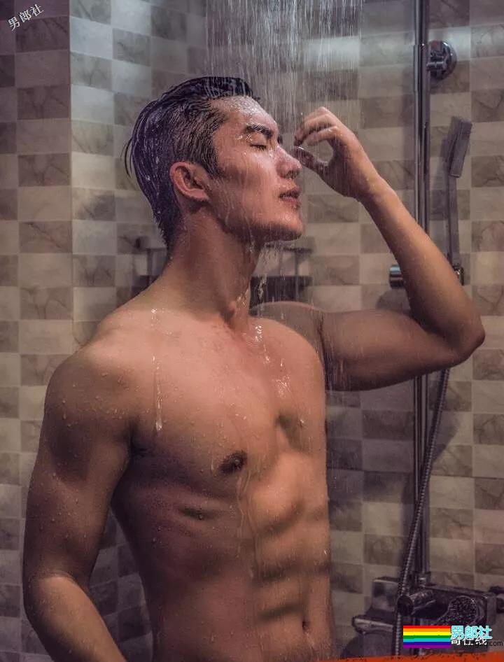 田径运动员彪戏肌肉身材秀不停，八块腹肌小翘臀太抢戏！-51虹马