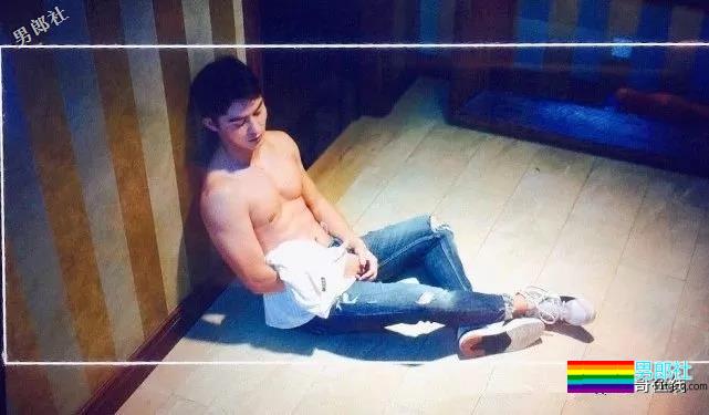 田径运动员彪戏肌肉身材秀不停,八块腹肌小翘臀太抢戏! - 51虹马 田径运动员彪戏肌肉身材秀不停,八块腹肌小翘臀太抢戏! - 51虹马