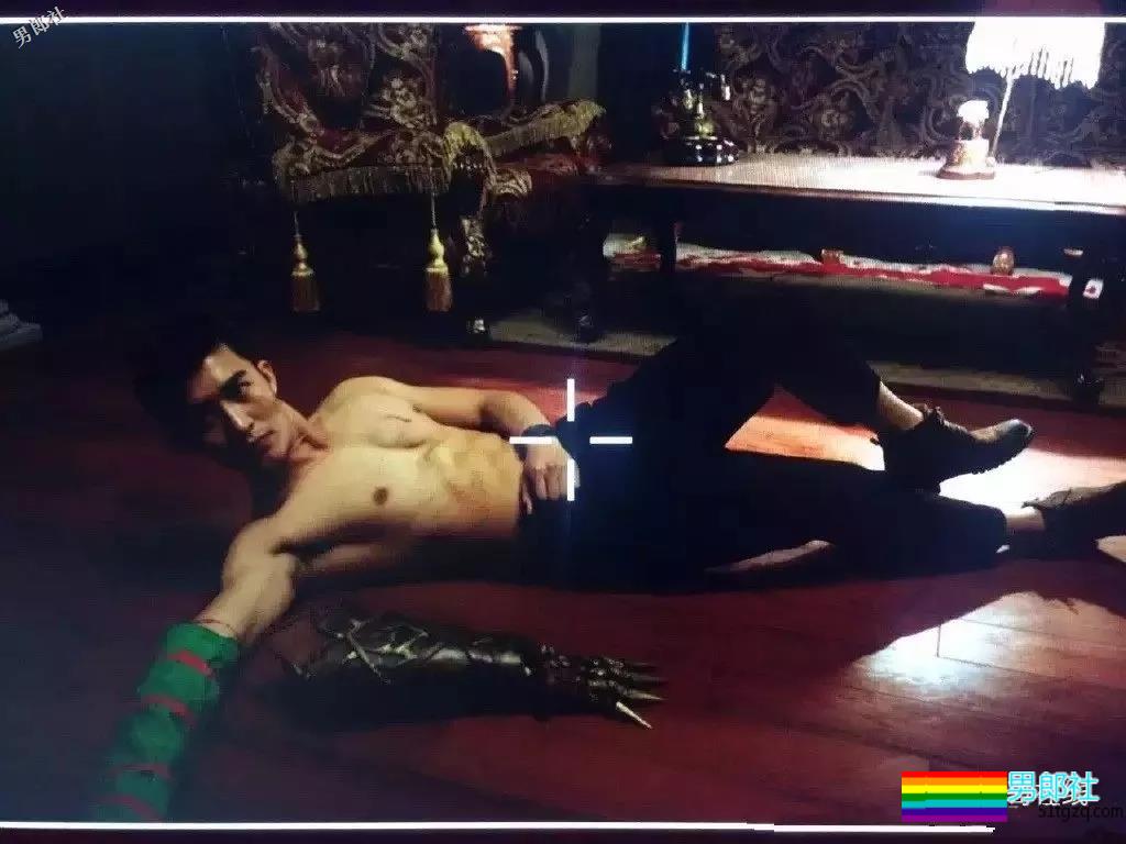 田径运动员彪戏肌肉身材秀不停，八块腹肌小翘臀太抢戏！ - 51虹马