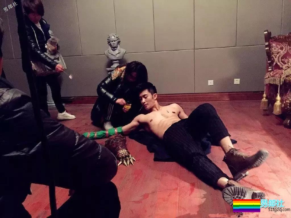 田径运动员彪戏肌肉身材秀不停，八块腹肌小翘臀太抢戏！ - 51虹马