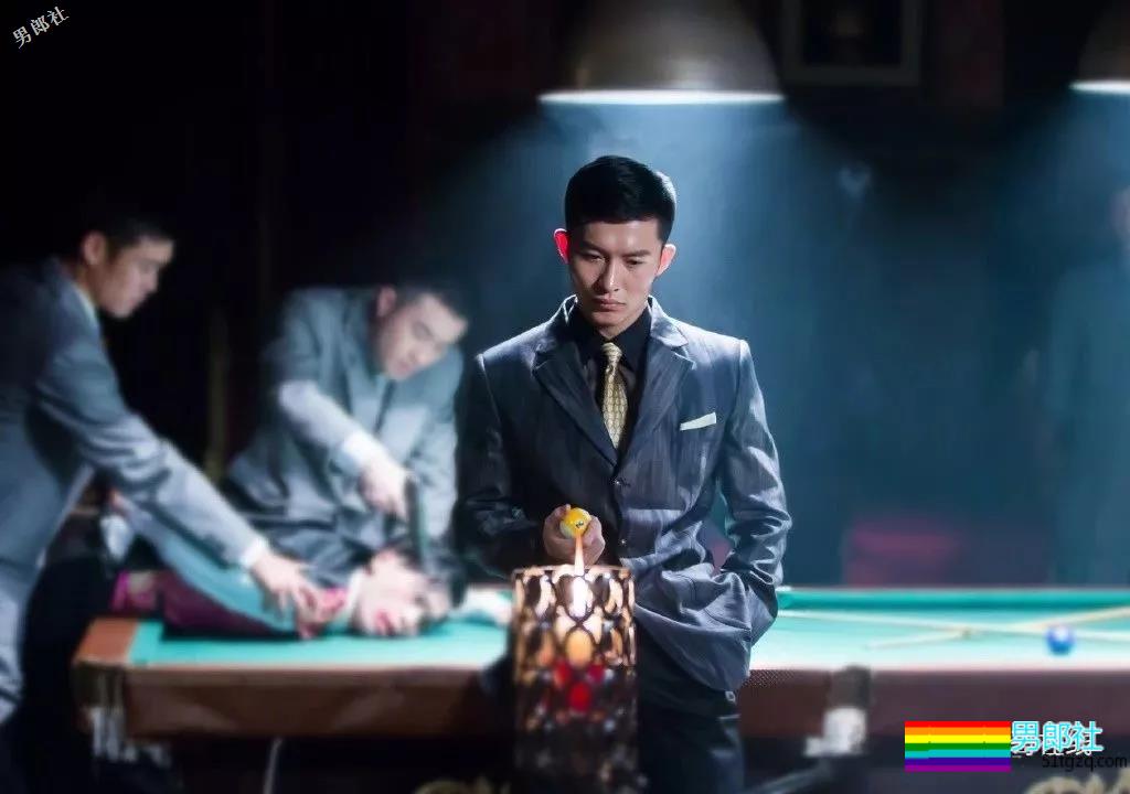 田径运动员彪戏肌肉身材秀不停，八块腹肌小翘臀太抢戏！ - 51虹马