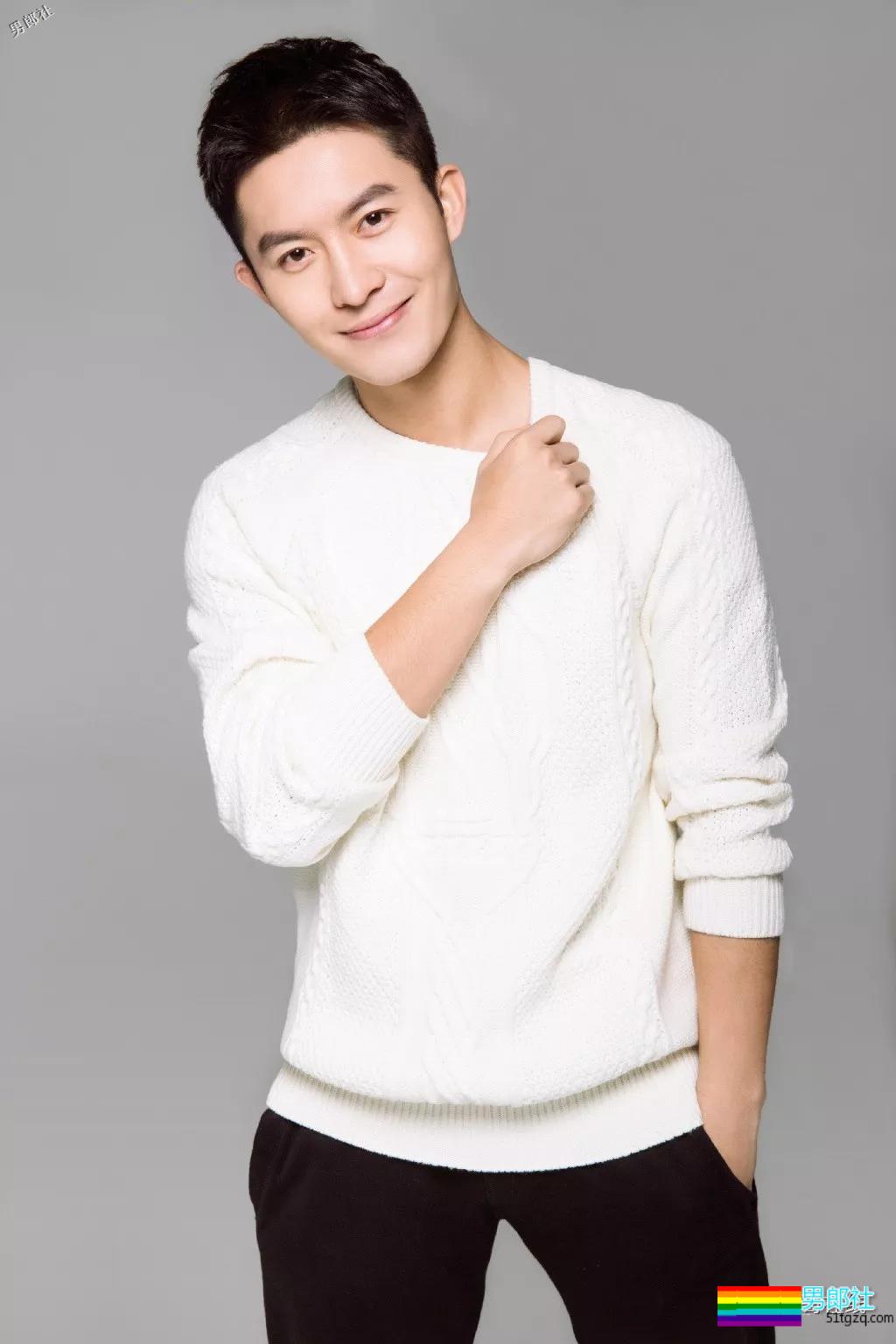 田径运动员彪戏肌肉身材秀不停，八块腹肌小翘臀太抢戏！ - 51虹马