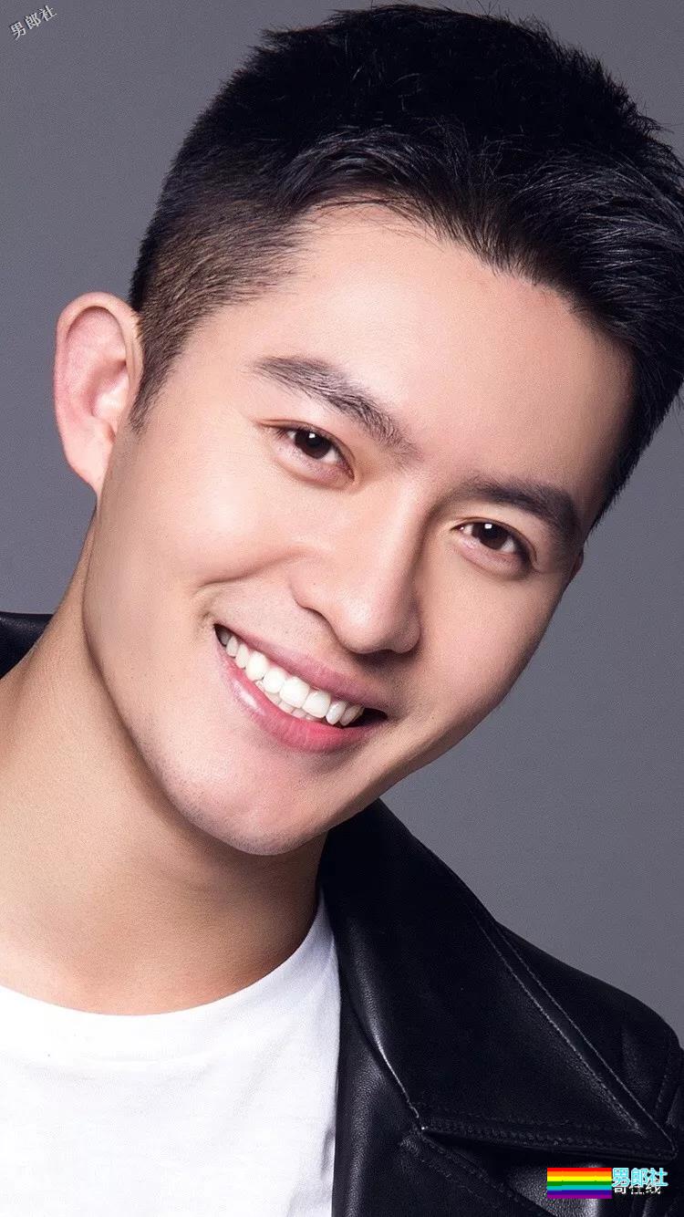 田径运动员彪戏肌肉身材秀不停，八块腹肌小翘臀太抢戏！ - 51虹马