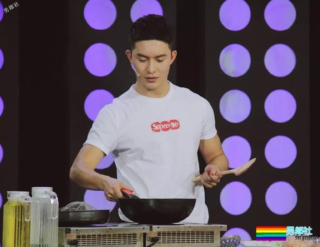 田径运动员彪戏肌肉身材秀不停，八块腹肌小翘臀太抢戏！ - 51虹马