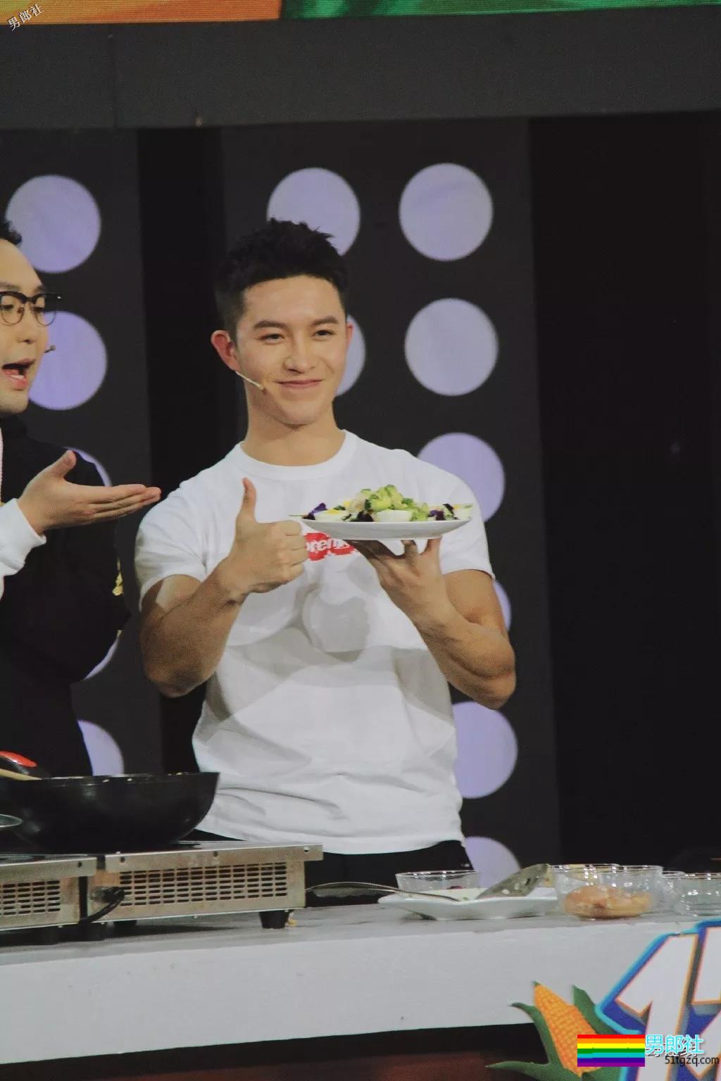 田径运动员彪戏肌肉身材秀不停,八块腹肌小翘臀太抢戏! - 51虹马 田径运动员彪戏肌肉身材秀不停,八块腹肌小翘臀太抢戏! - 51虹马