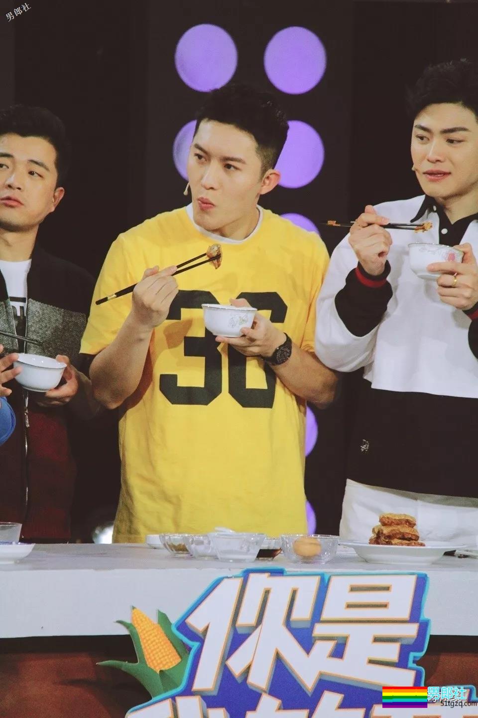 田径运动员彪戏肌肉身材秀不停，八块腹肌小翘臀太抢戏！ - 51虹马