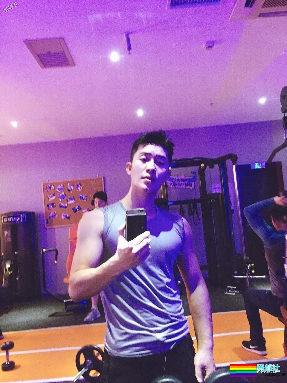 田径运动员彪戏肌肉身材秀不停，八块腹肌小翘臀太抢戏！ - 51虹马