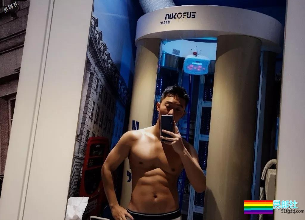 田径运动员彪戏肌肉身材秀不停，八块腹肌小翘臀太抢戏！ - 51虹马