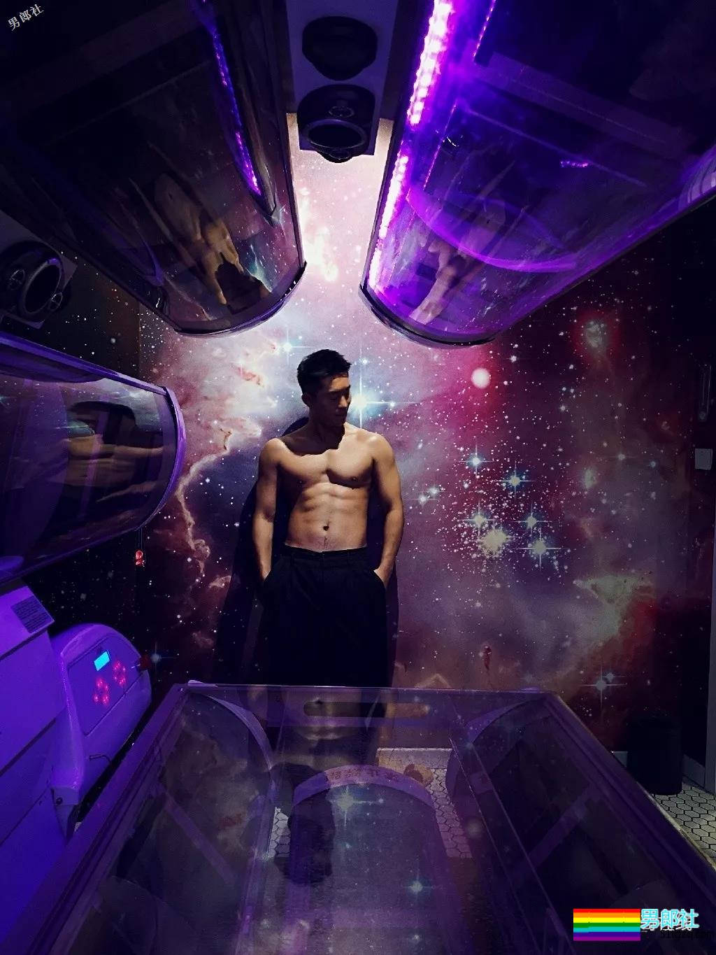 田径运动员彪戏肌肉身材秀不停，八块腹肌小翘臀太抢戏！ - 51虹马