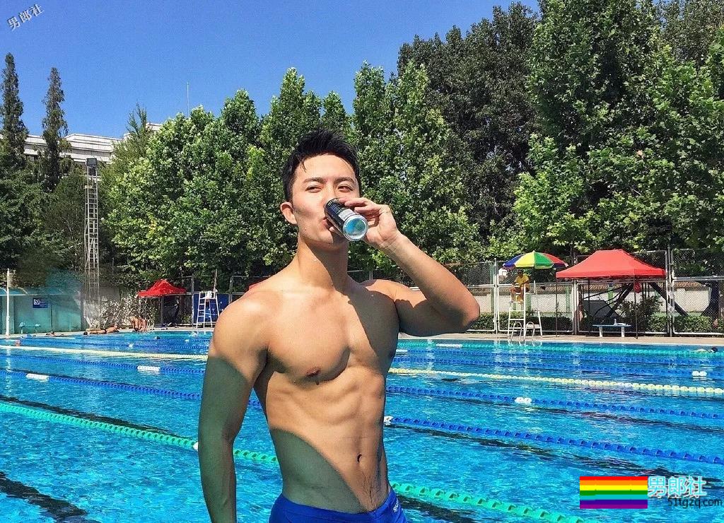 田径运动员彪戏肌肉身材秀不停，八块腹肌小翘臀太抢戏！ - 51虹马