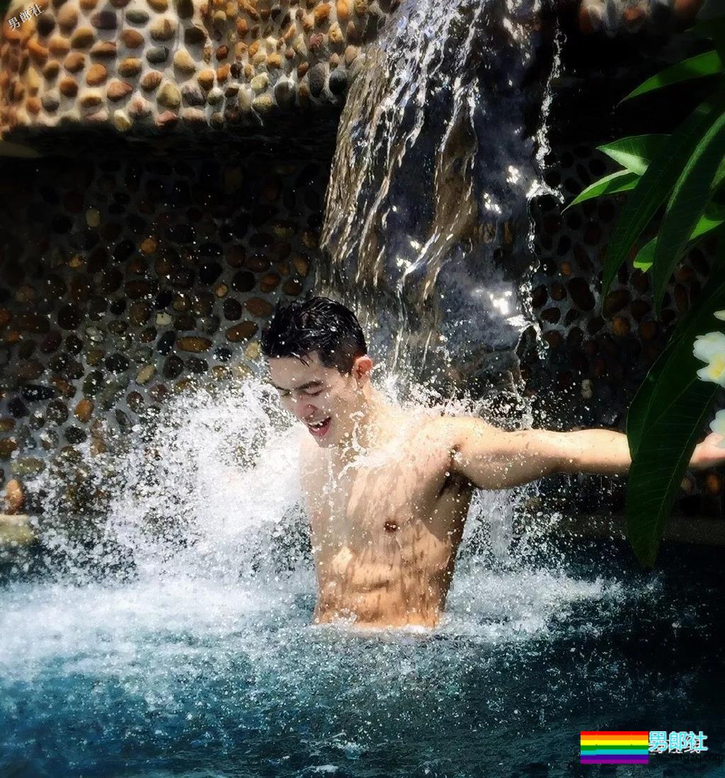 田径运动员彪戏肌肉身材秀不停，八块腹肌小翘臀太抢戏！ - 51虹马