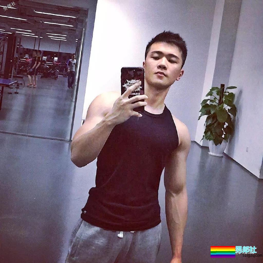 奶凶奶凶的腱子肉小狼狗，这样的忠犬型男朋友来一打！ - 51虹马