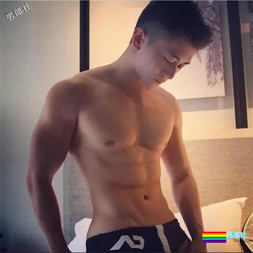 从清纯国民校草到知名卖肉男模，洗澡还被基友全果直播 - 51虹马