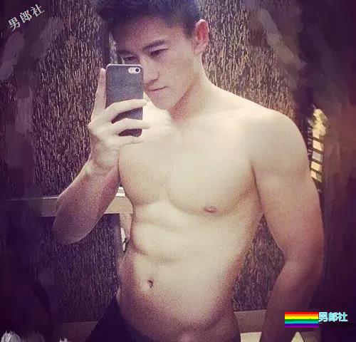 从清纯国民校草到知名卖肉男模，洗澡还被基友全果直播 - 51虹马