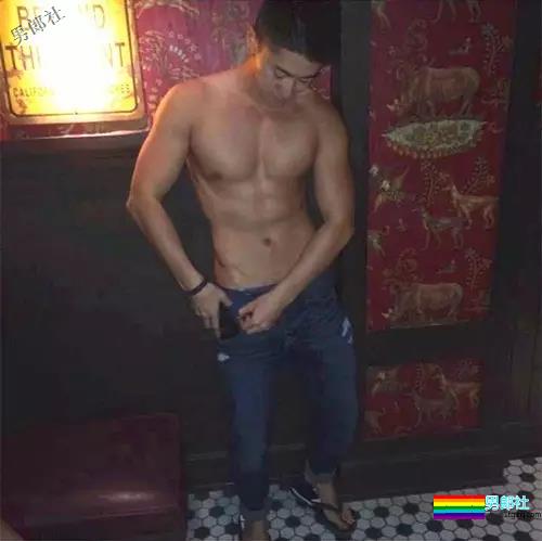 从清纯国民校草到知名卖肉男模，洗澡还被基友全果直播 - 51虹马