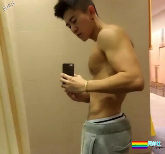 从清纯国民校草到知名卖肉男模，洗澡还被基友全果直播 - 51虹马