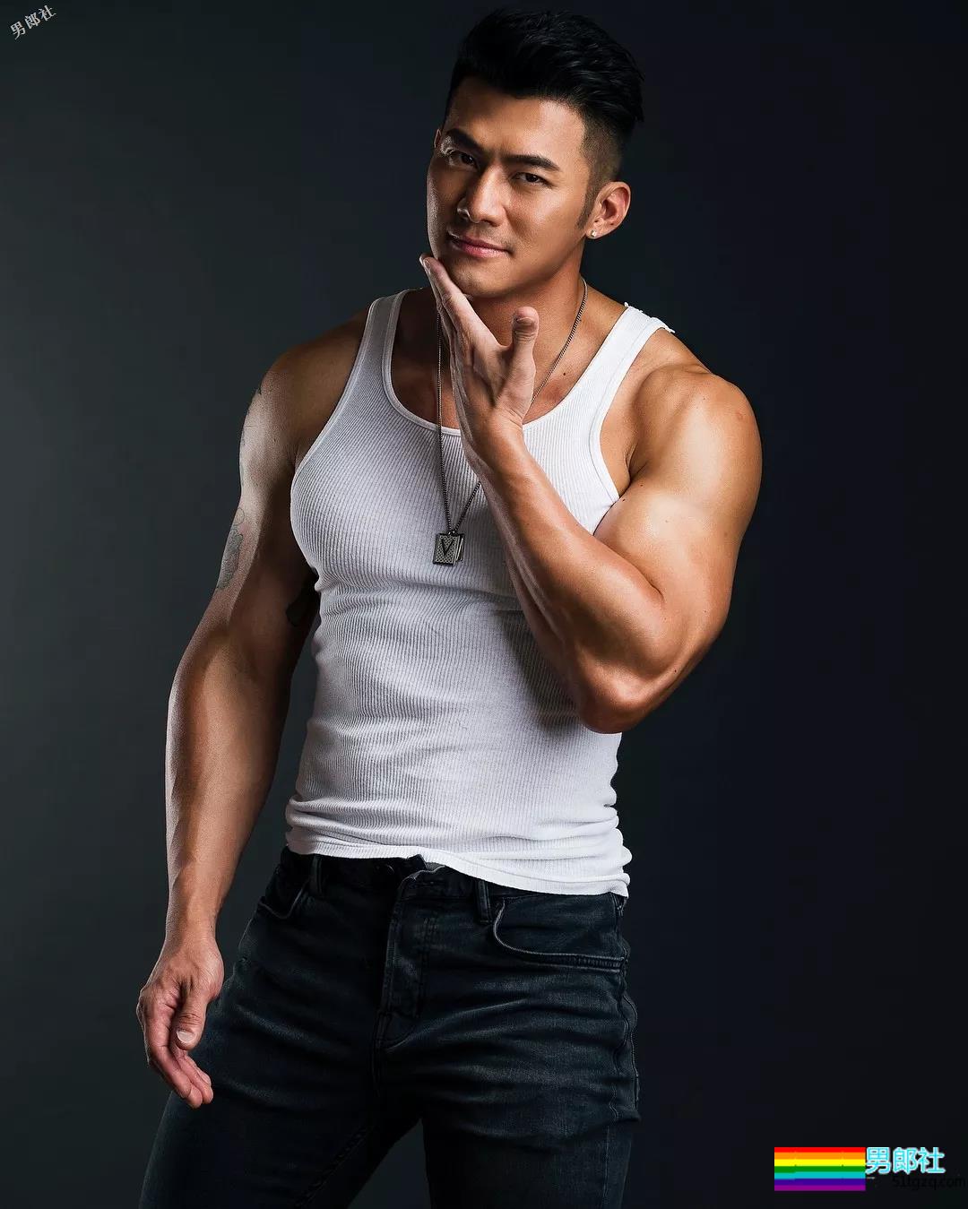 与名媛同游曼谷的天菜大叔难不成是0？网友评价亮了！-51虹马