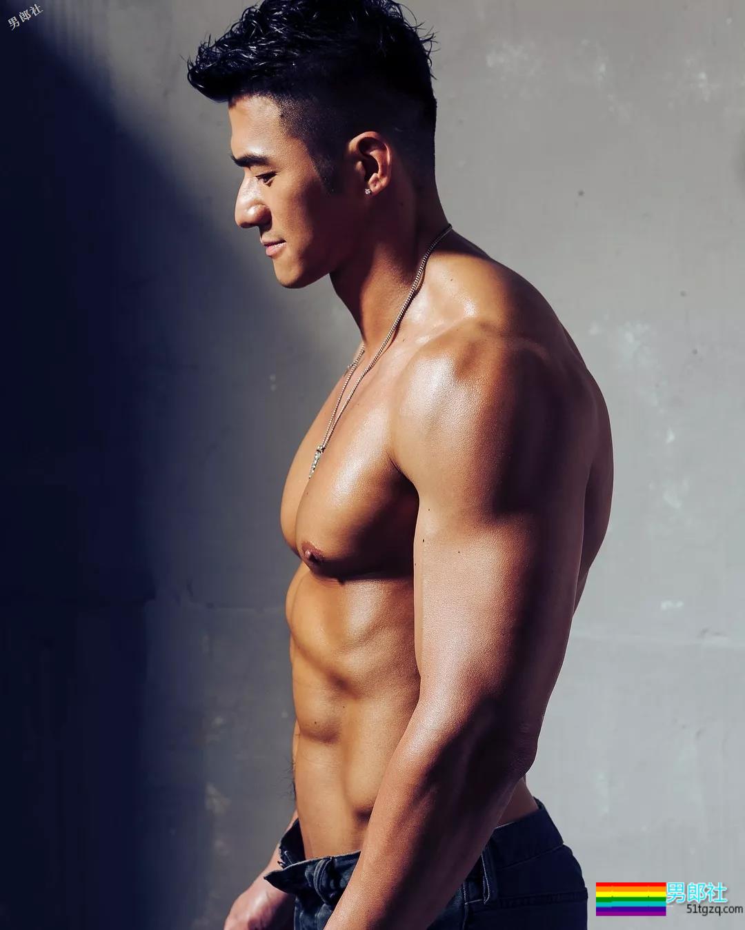 与名媛同游曼谷的天菜大叔难不成是0？网友评价亮了！ - 51虹马