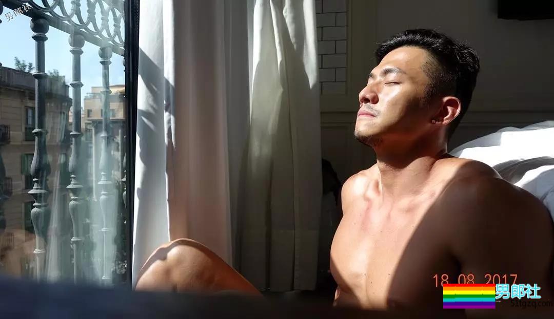 与名媛同游曼谷的天菜大叔难不成是0？网友评价亮了！ - 51虹马