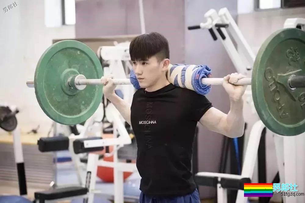 肌肉体操帅哥纪练深火了，萌脸小奶狗有颜有实力~ - 51虹马