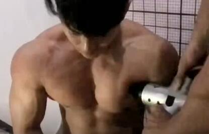 健身男的巨胸惨遭哥们虐，不好意思跑题了 - 51虹马